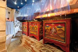 Illustration for article titled This fantasy-themed bed and breakfast lets you sleep inside a Trojan bull
